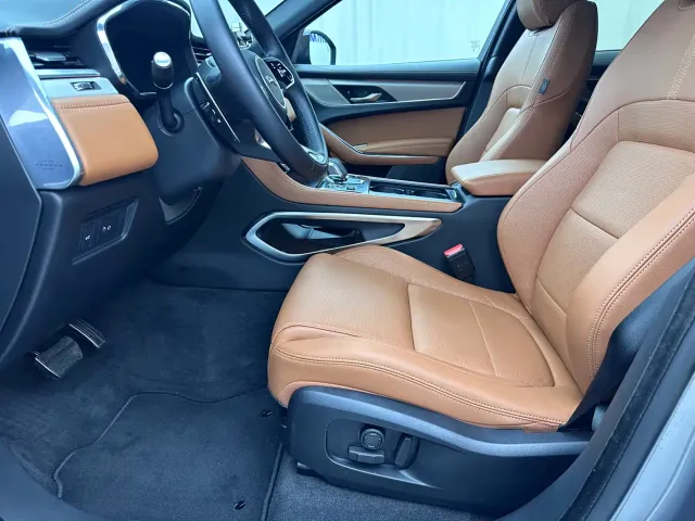 Jaguar F-Pace — Фото автомобиля 5