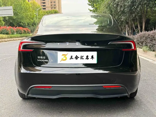 Tesla Model 3 — Фото автомобиля 9