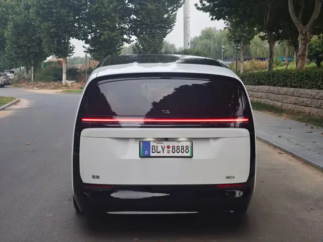 Li Auto MEGA — Фото автомобиля 14