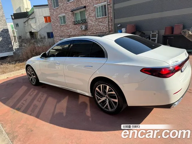 Mercedes-Benz E-Class — Фото автомобиля 3