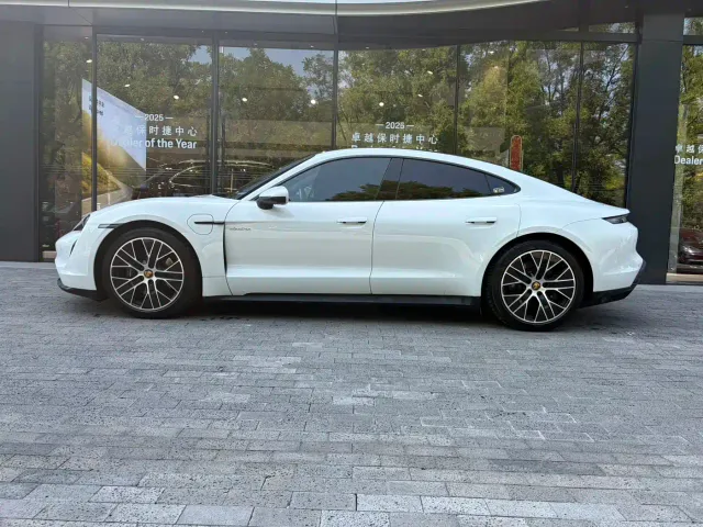 Porsche Taycan — Фото автомобиля 3