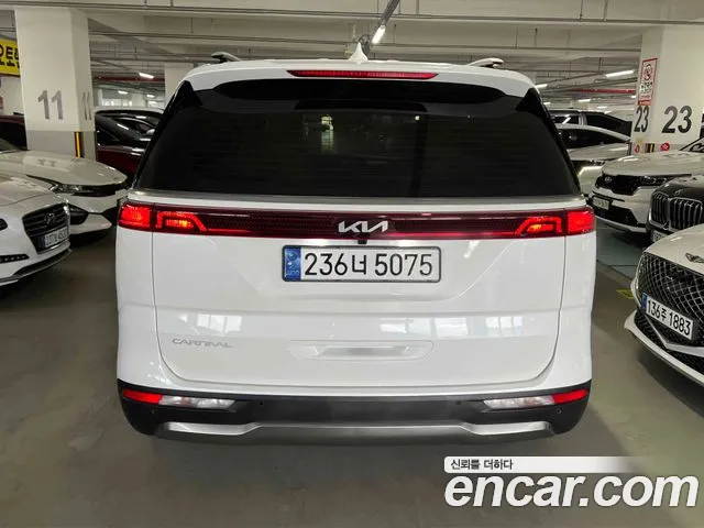 Kia Carnival Generation 4 — Фото автомобиля 4