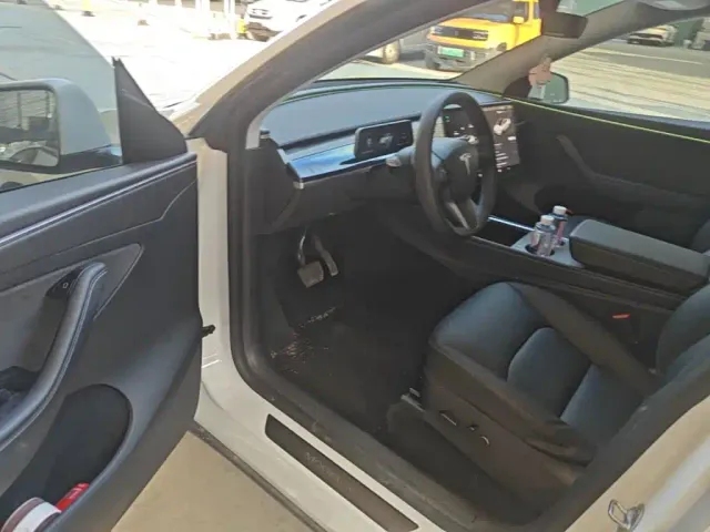 Tesla Model Y — Фото автомобиля 15