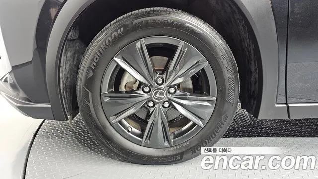 Lexus UX — Фото автомобиля 5