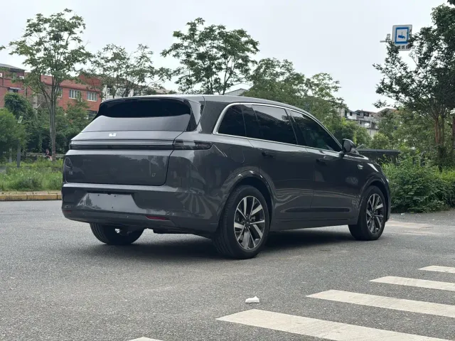 Li Auto L7 — Фото автомобиля 11