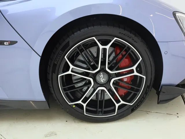 BYD Yangwang U9 — Фото автомобиля 21