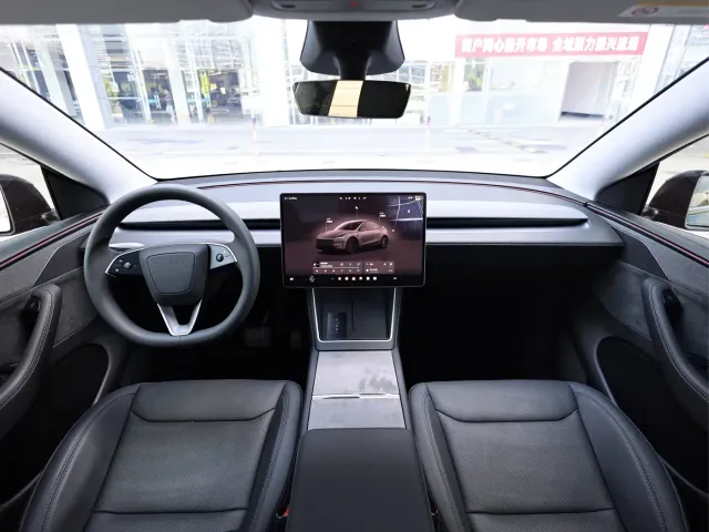 Tesla Model Y — Фото автомобиля 12