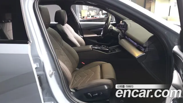 BMW 5 Series G60 — Фото автомобиля 11