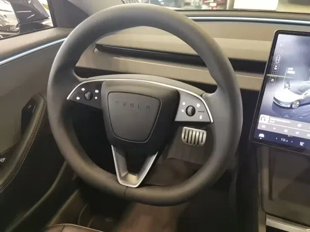 Tesla Model 3 — Фото автомобиля 10
