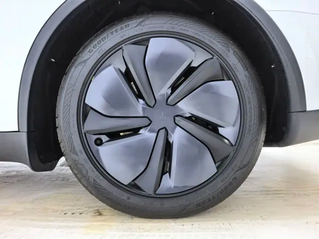 Tesla Model Y — Фото автомобиля 8