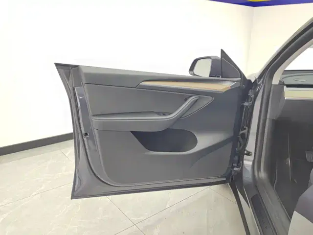 Tesla Model Y — Фото автомобиля 7