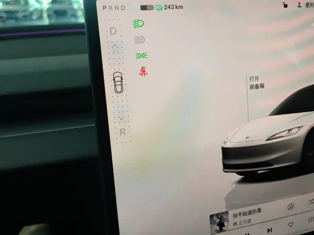 Tesla Model 3 — Фото автомобиля 16