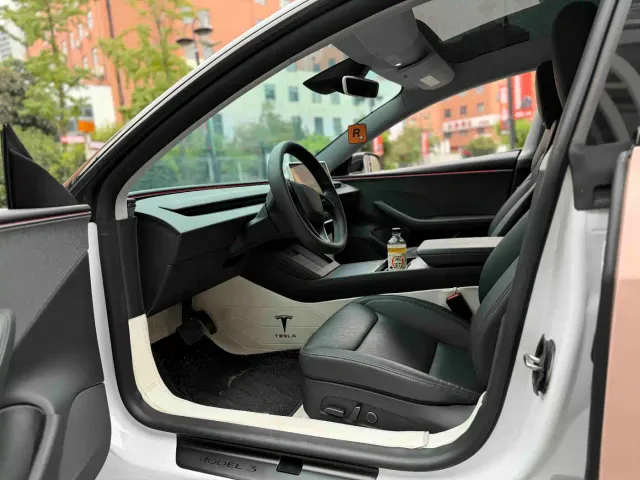Tesla Model 3 — Фото автомобиля 4