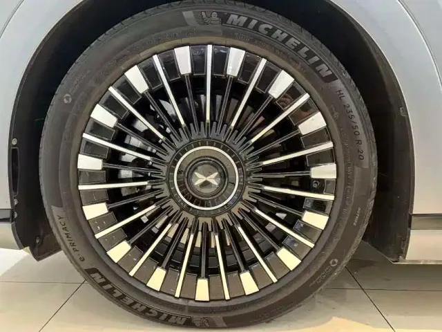 Xpeng X9 — Фото автомобиля 13