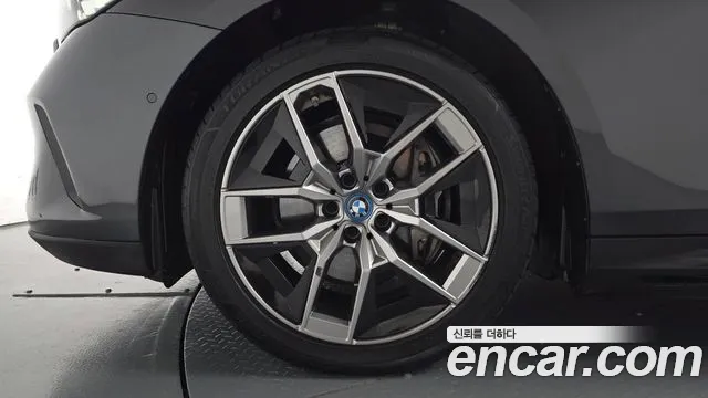 BMW i5 G60 — Фото автомобиля 5