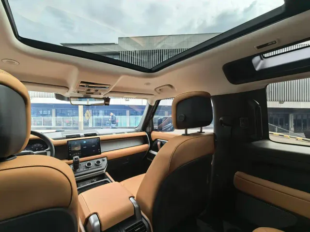 Land Rover Defender — Фото автомобиля 12
