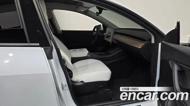 Tesla Model Y — Фото автомобиля 21