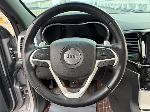 Jeep Grand Cherokee — Фото автомобиля 16