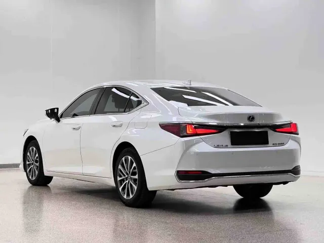 Lexus ES — Фото автомобиля 30