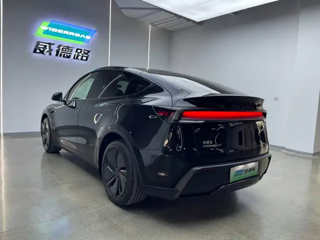 Tesla Model Y — Фото автомобиля 8