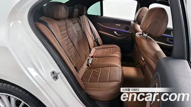 Mercedes-Benz E-Class — Фото автомобиля 12