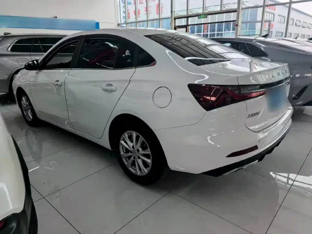 Roewe i5 — Фото автомобиля 9