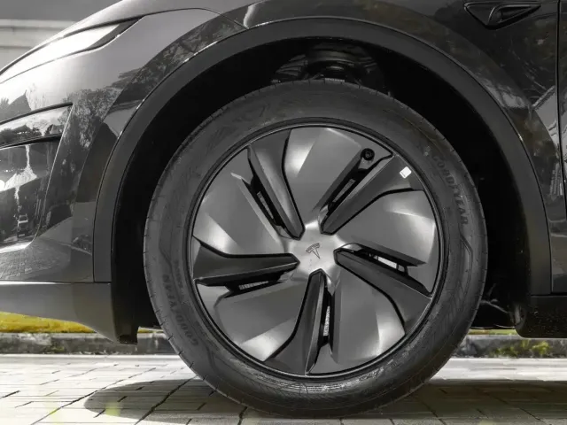 Tesla Model Y — Фото автомобиля 18
