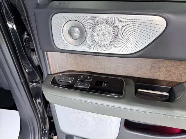 Lincoln Navigator — Фото автомобиля 14