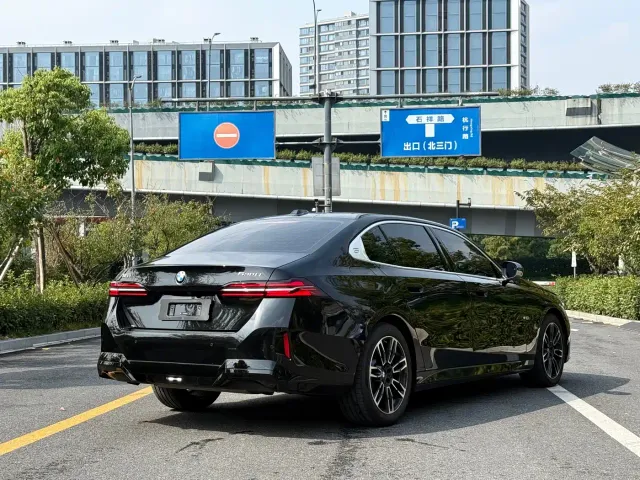 BMW 5 Series — Фото автомобиля 5