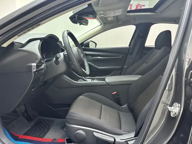 Mazda Axela — Фото автомобиля 3