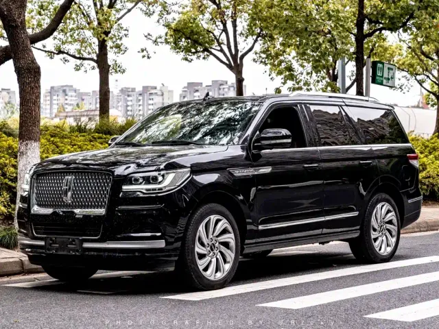 Фотография автомобиля — Lincoln Navigator