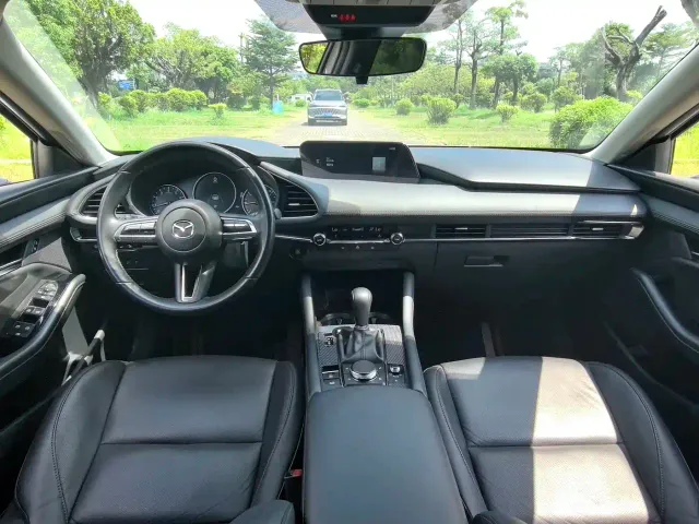 Mazda Axela — Фото автомобиля 12