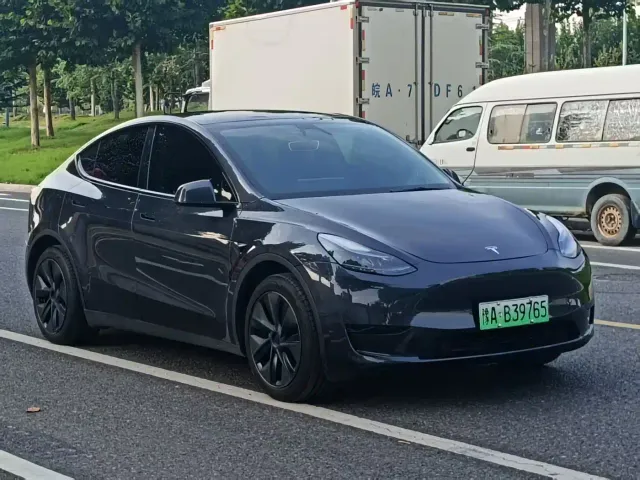 Tesla Model Y — Фото автомобиля 8
