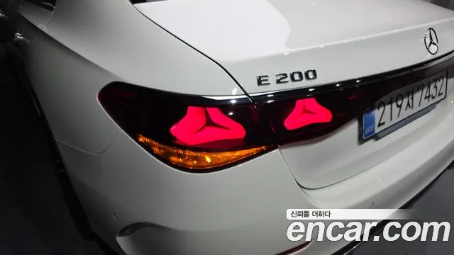Mercedes-Benz E-Class — Фото автомобиля 23