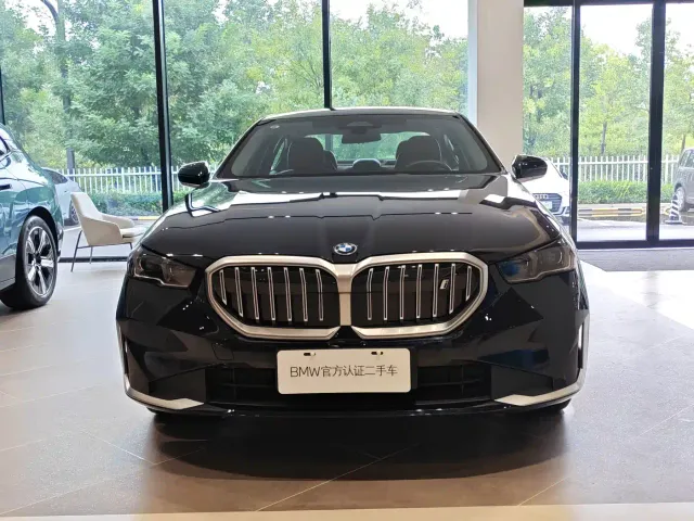 BMW i5 — Фото автомобиля 2