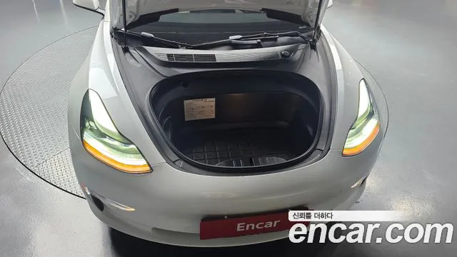 Tesla Model 3 — Фото автомобиля 9