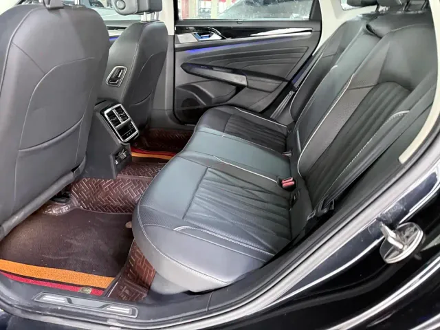 Volkswagen Passat — Фото автомобиля 12