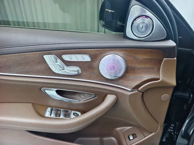 Mercedes-Benz E-Class — Фото автомобиля 8