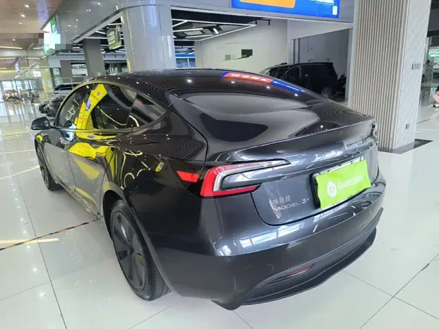 Tesla Model 3 — Фото автомобиля 4
