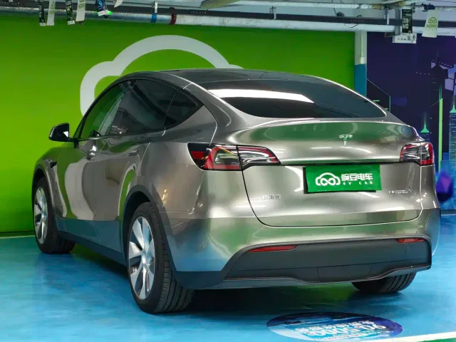 Tesla Model Y — Фото автомобиля 15