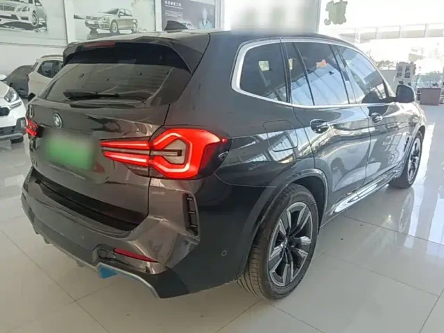 BMW iX3 — Фото автомобиля 6
