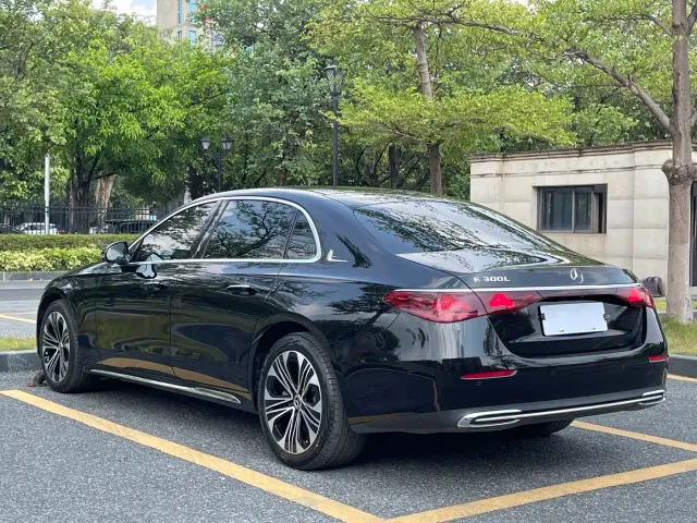 Mercedes-Benz E-Class — Фото автомобиля 4