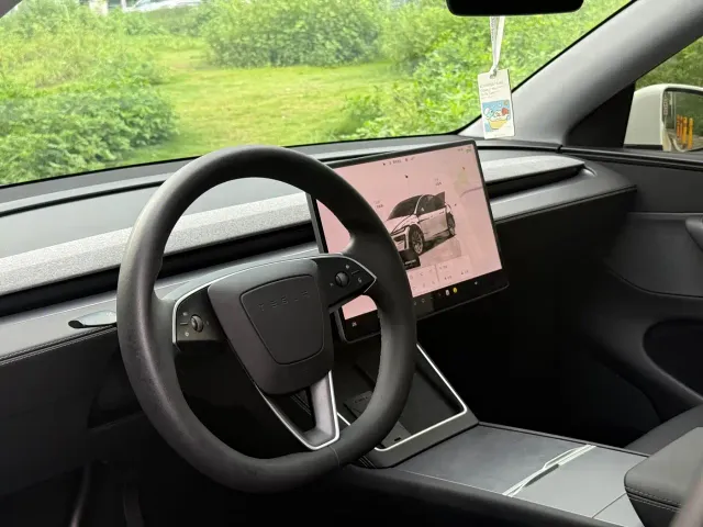 Tesla Model Y — Фото автомобиля 4