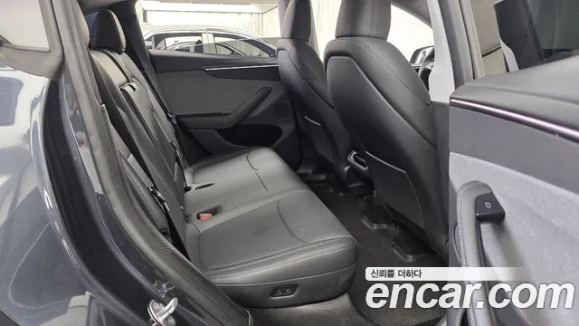 Tesla Model Y — Фото автомобиля 17