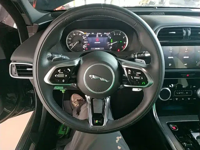 Jaguar XEL — Фото автомобиля 10
