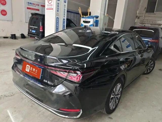 Lexus Lexus ES 2025 200 Ultimate Edition — Фото автомобиля 2