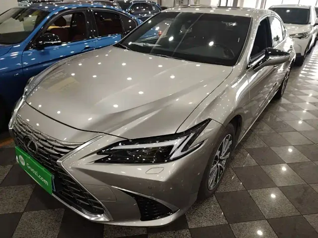 Фотография автомобиля — Lexus ES