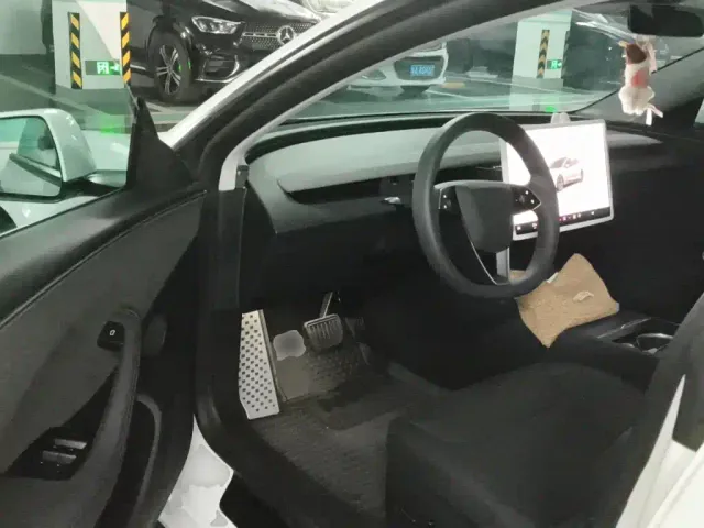 Tesla Model 3 — Фото автомобиля 12