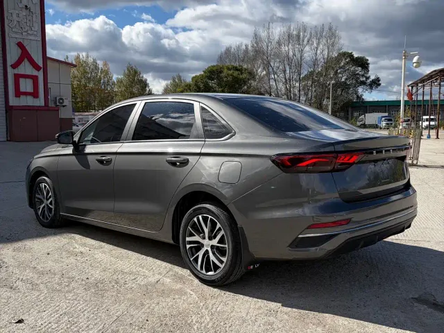 Geely Emgrand — Фото автомобиля 9