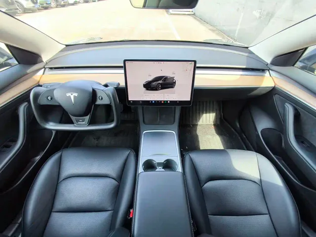Tesla Model 3 — Фото автомобиля 6